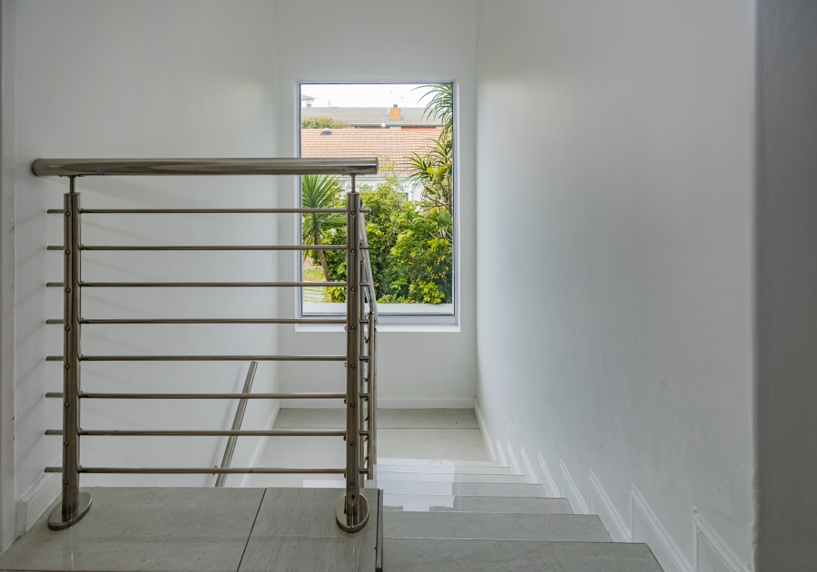 4 Bedroom Property for Sale in Bloubergrant Western Cape